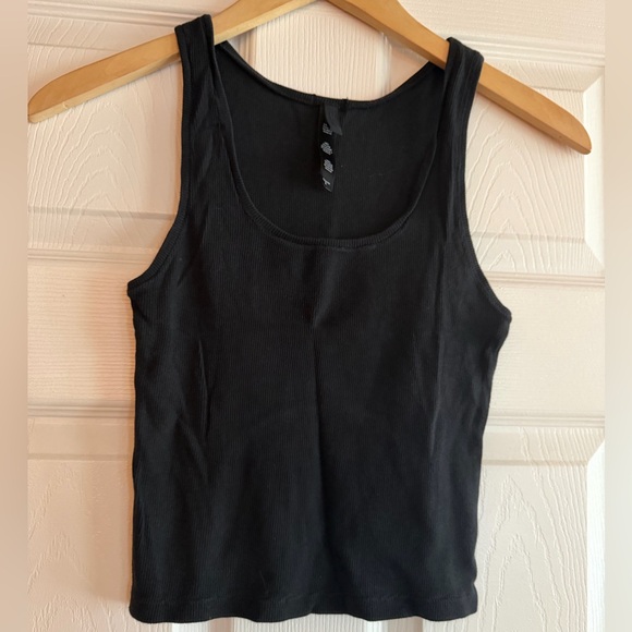 SKIMS Tops - SKIMS Sleek Black Women's Tank Top